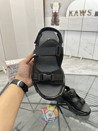 סנדלי DSQUARED2 עם שלוש רצועות מתכווננות 34