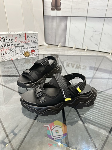 סנדלי DSQUARED2 עם שלוש רצועות מתכווננות 37