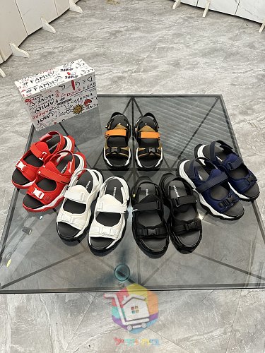 סנדלי DSQUARED2 עם שלוש רצועות מתכווננות 48