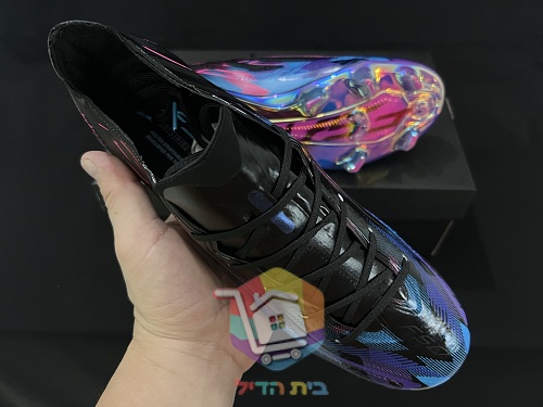 נעלי כדורגל adidas שחורות עם ברק צבעוני 3