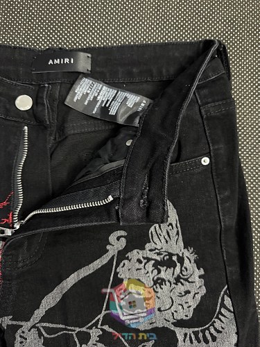 ג'ינס AMIRI עם הדפס כרובים ורקמה אדומה 11