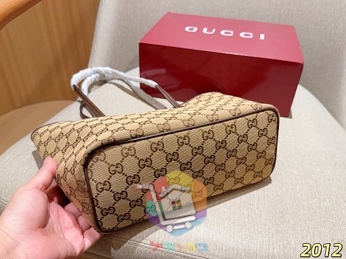 תיק טוט Gucci בדוגמת GG 8