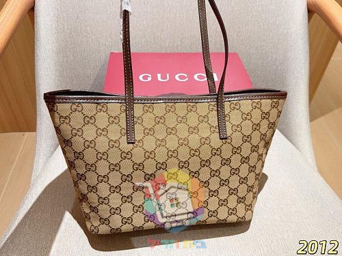 תיק טוט Gucci בדוגמת GG 10