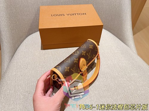 תיק סאדל מיני Louis Vuitton עם רצועת כתף 8