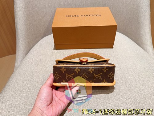 תיק סאדל מיני Louis Vuitton עם רצועת כתף 9