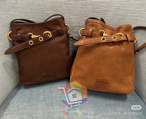תיק Miu Miu מעור רך עם רצועה ואבזם תפס 20