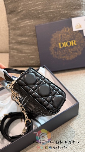 תיק Dior מרופד עם ידית עליונה ושתי רצועות 2