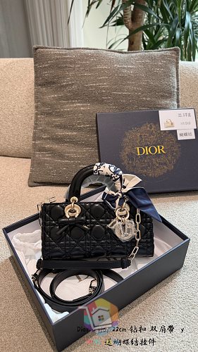 תיק Dior מרופד עם ידית עליונה ושתי רצועות 4