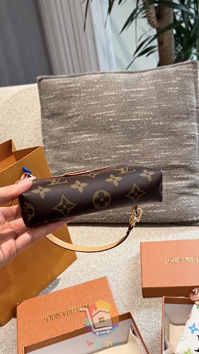 תיקי Louis Vuitton בשני דגמים בהדפס מונוגרם 4