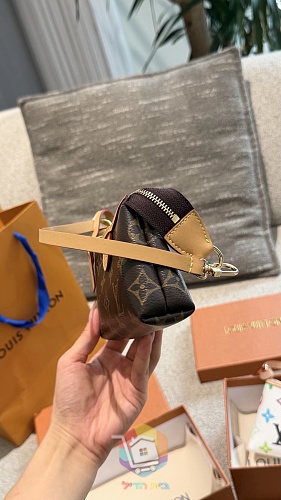 תיקי Louis Vuitton בשני דגמים בהדפס מונוגרם 5