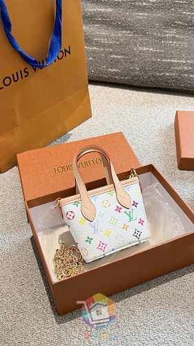 תיקי Louis Vuitton בשני דגמים בהדפס מונוגרם 12