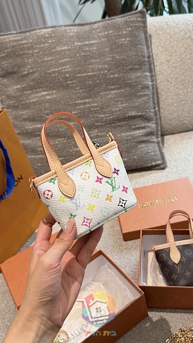 תיקי Louis Vuitton בשני דגמים בהדפס מונוגרם 16
