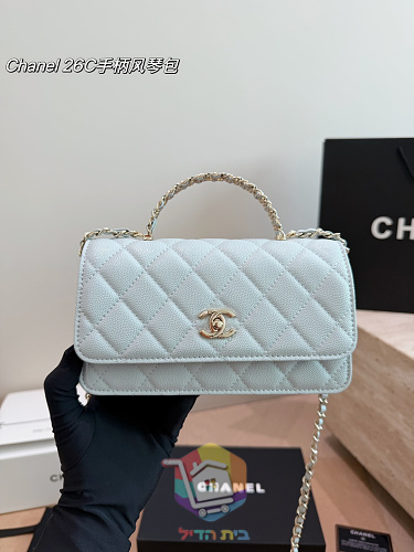 תיק Chanel מרופד עם שרשרת ושלושה תאים 2