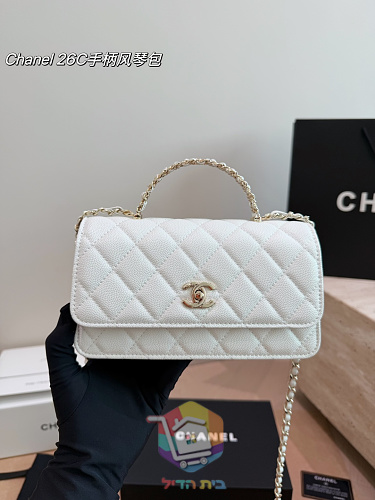 תיק Chanel מרופד עם שרשרת ושלושה תאים 4