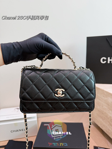 תיק Chanel מרופד עם שרשרת ושלושה תאים 8