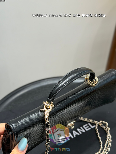 תיק Chanel מאורך עם ידית וסגירת CC 3