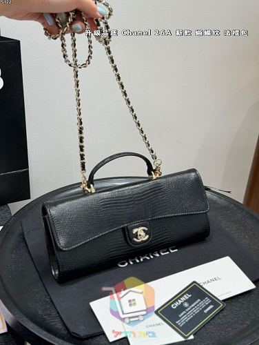 תיק Chanel מאורך עם ידית וסגירת CC 4