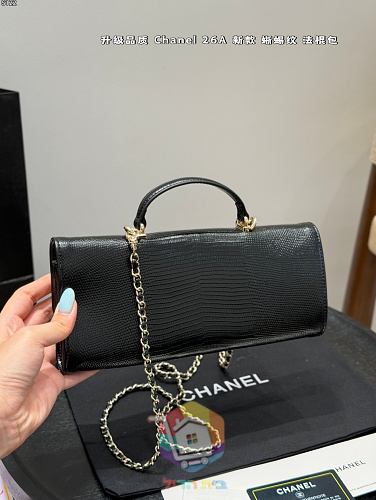 תיק Chanel מאורך עם ידית וסגירת CC 5