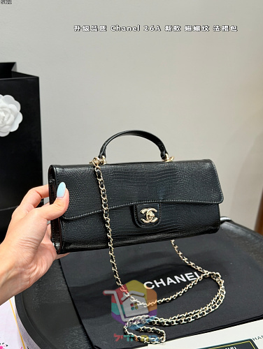 תיק Chanel מאורך עם ידית וסגירת CC 8