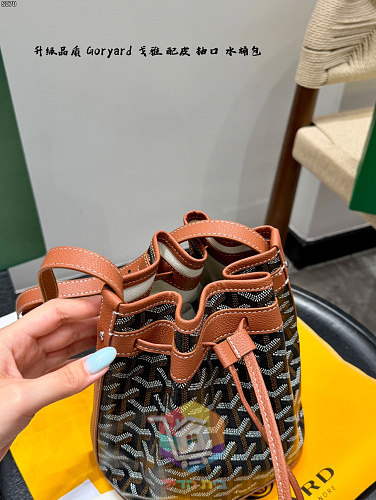 תיק דלי Goyard בהדפס שברון עם שרוך משיכה 11