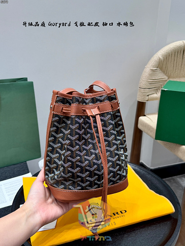 תיק דלי Goyard בהדפס שברון עם שרוך משיכה 16