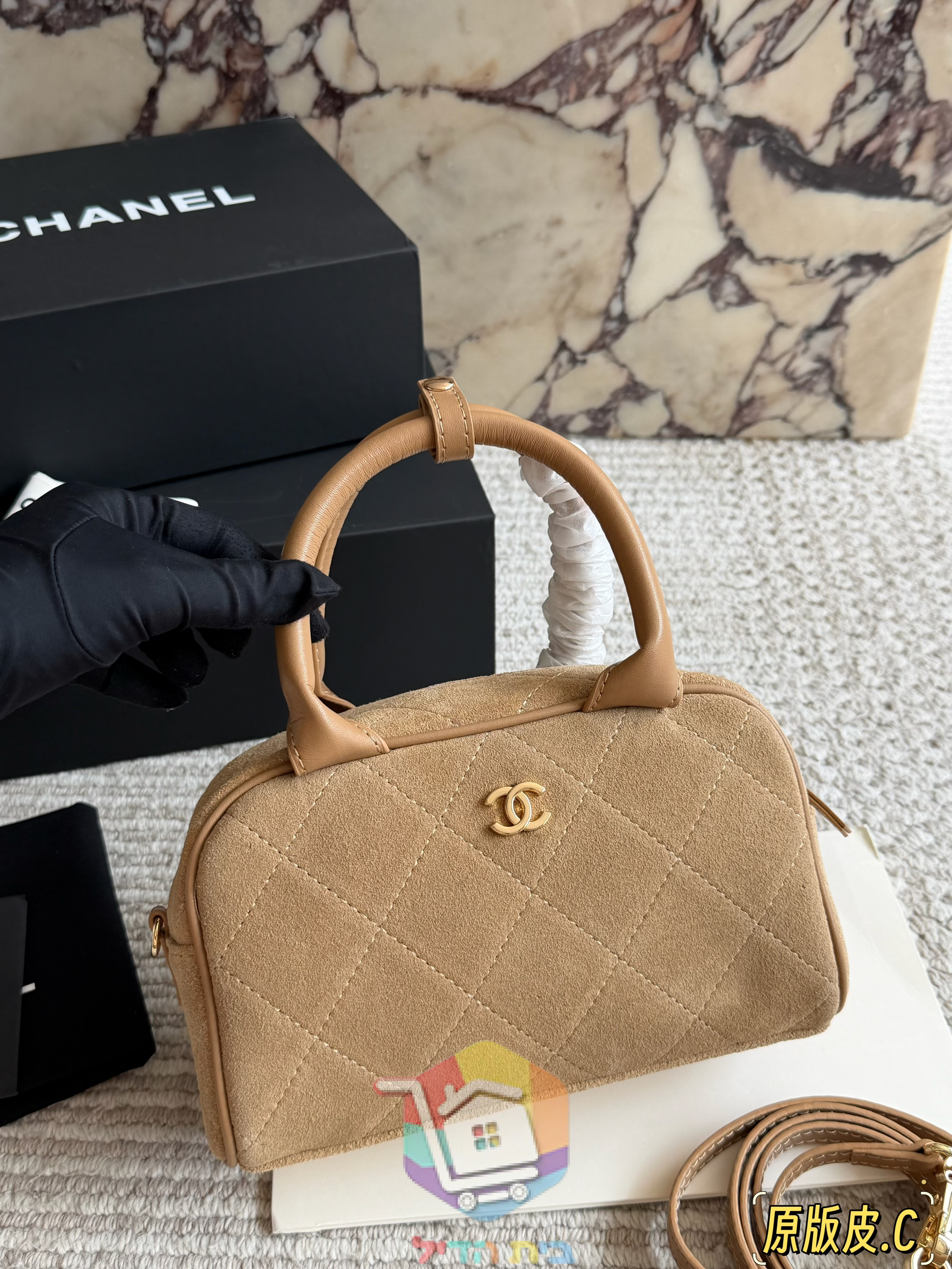 תיק Chanel מזמש מרופד בגוון בז'