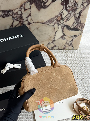 תיק Chanel מזמש מרופד בגוון בז' 4