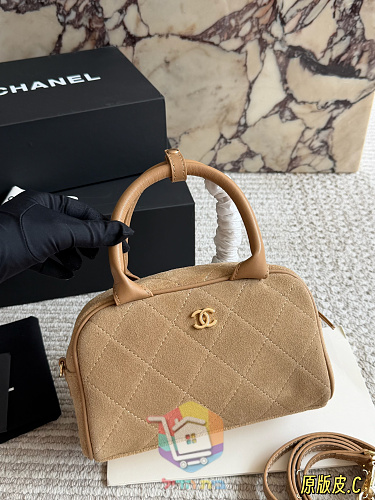 תיק Chanel מזמש מרופד בגוון בז' 5
