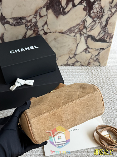 תיק Chanel מזמש מרופד בגוון בז' 6