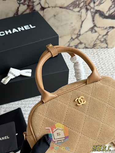 תיק Chanel מזמש מרופד בגוון בז' 7