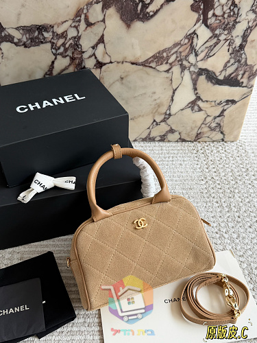 תיק Chanel מזמש מרופד בגוון בז' 9