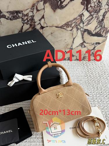 תיק Chanel מזמש מרופד בגוון בז' 10