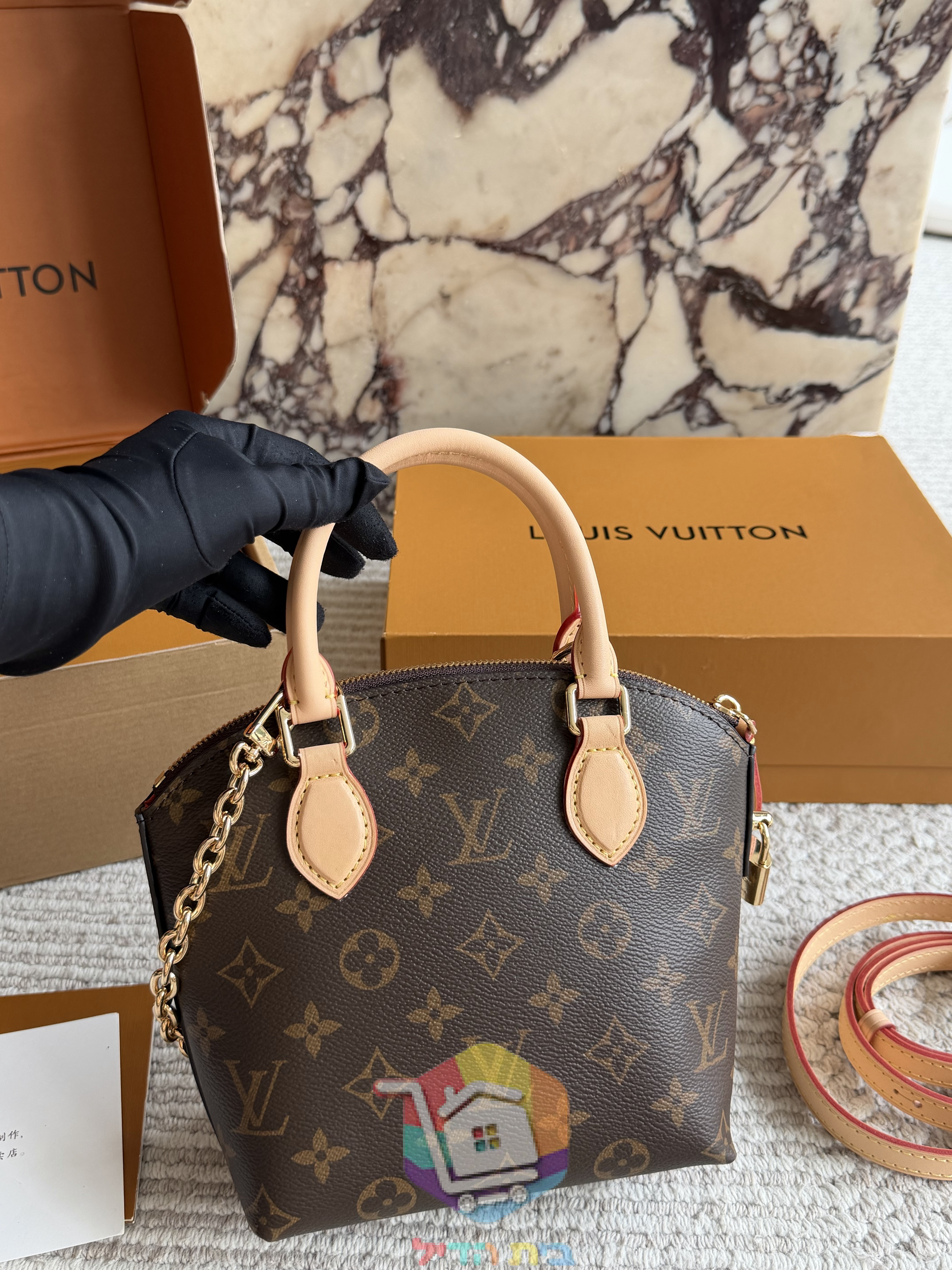 תיק Louis Vuitton בגזרת כיפה עם ידיות ורצועה