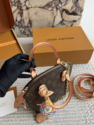 תיק Louis Vuitton בגזרת כיפה עם ידיות ורצועה 8