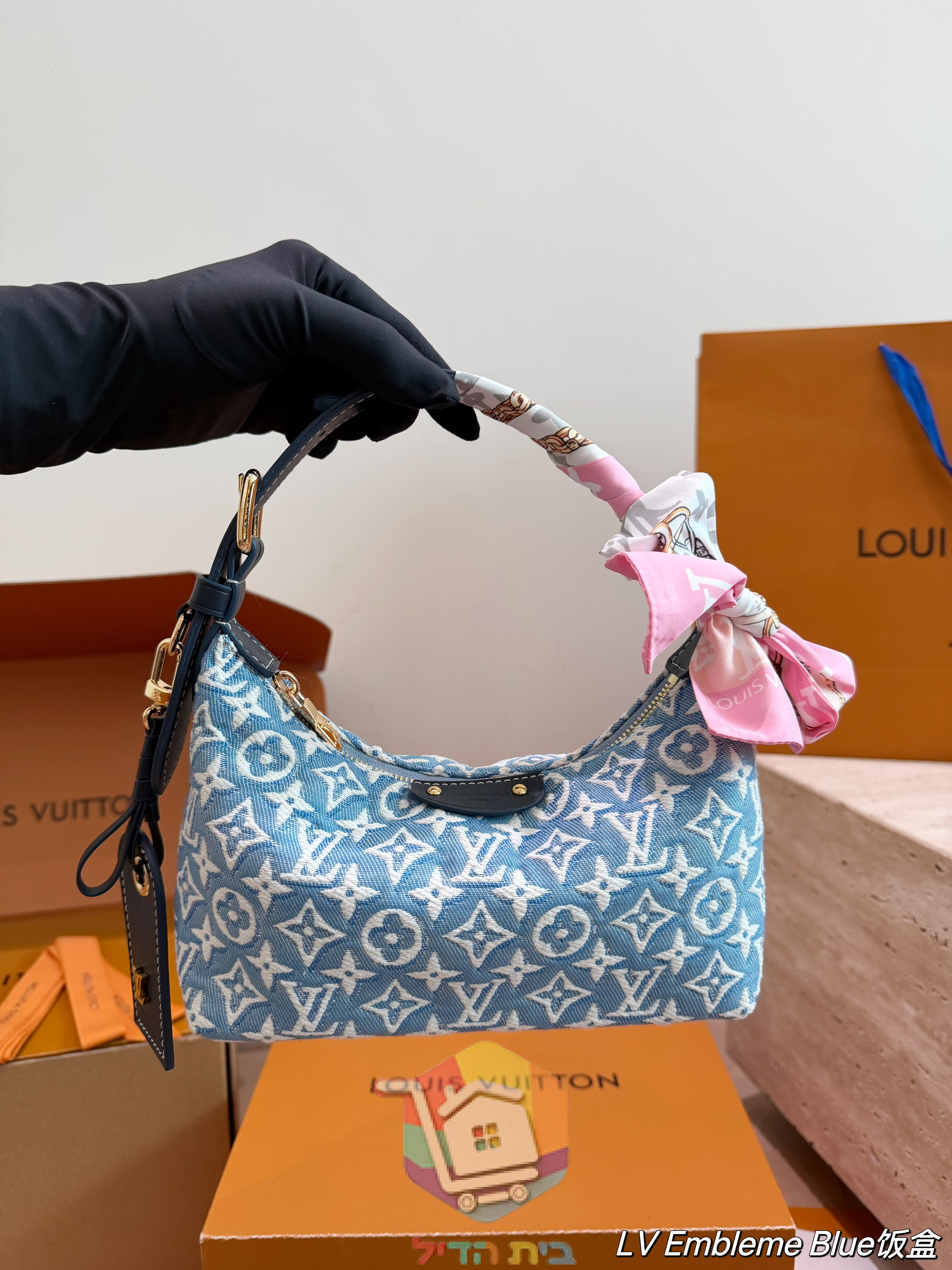 תיק Louis Vuitton בגזרת חצי סהר עם רוכסן