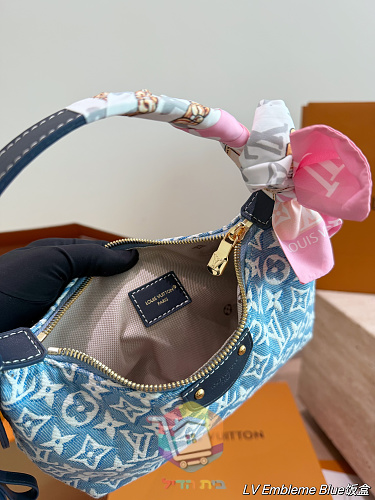 תיק Louis Vuitton בגזרת חצי סהר עם רוכסן 3