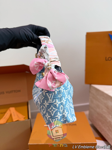 תיק Louis Vuitton בגזרת חצי סהר עם רוכסן 7