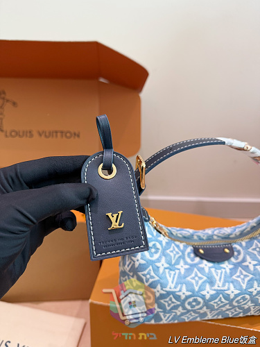 תיק Louis Vuitton בגזרת חצי סהר עם רוכסן 9
