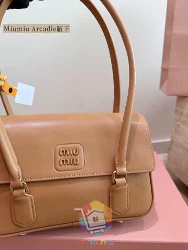 תיק כתף Miu Miu מעור עם דש קדמי 10