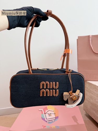 תיק Miu Miu מבד עם קצוות עור וידיות 7