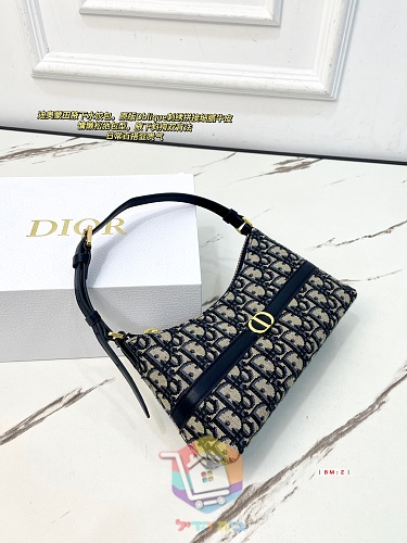 תיק כתף Dior בגזרת חצי סהר בהדפס מונוגרם 5