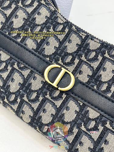 תיק כתף Dior בגזרת חצי סהר בהדפס מונוגרם 6