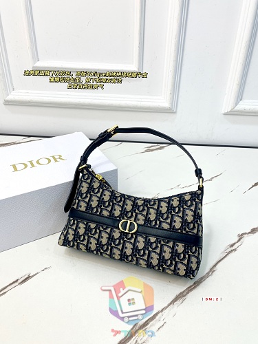תיק כתף Dior בגזרת חצי סהר בהדפס מונוגרם 9