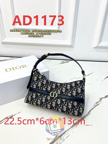 תיק כתף Dior בגזרת חצי סהר בהדפס מונוגרם 10