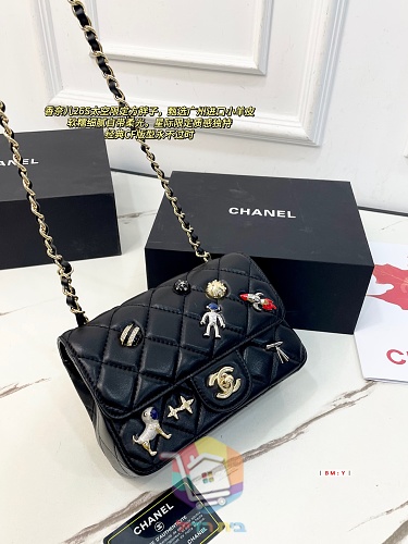 תיק Chanel מרופד עם שרשרת ומנעול מסתובב 10