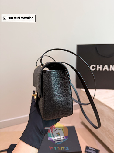 תיק Chanel מיני עם דש ולוגו CC 5