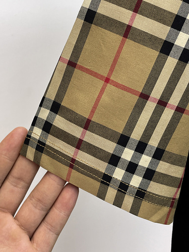 חולצת טי Burberry עם שרוולי משבצות בשני גוונים 4