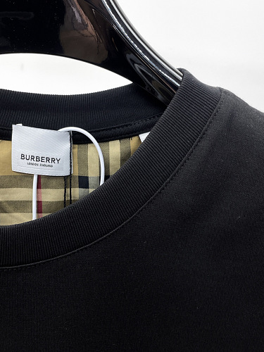 חולצת טי Burberry עם שרוולי משבצות בשני גוונים 5