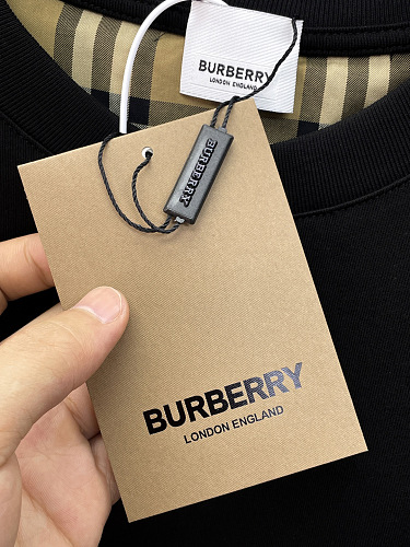 חולצת טי Burberry עם שרוולי משבצות בשני גוונים 6