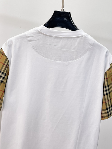 חולצת טי Burberry עם שרוולי משבצות בשני גוונים 10